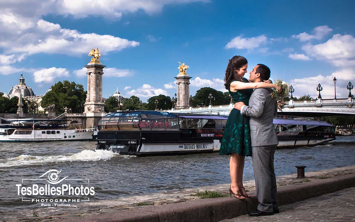 Shooting photo de couple à Paris, photo couple Love Session sur le quai de Seine à Paris