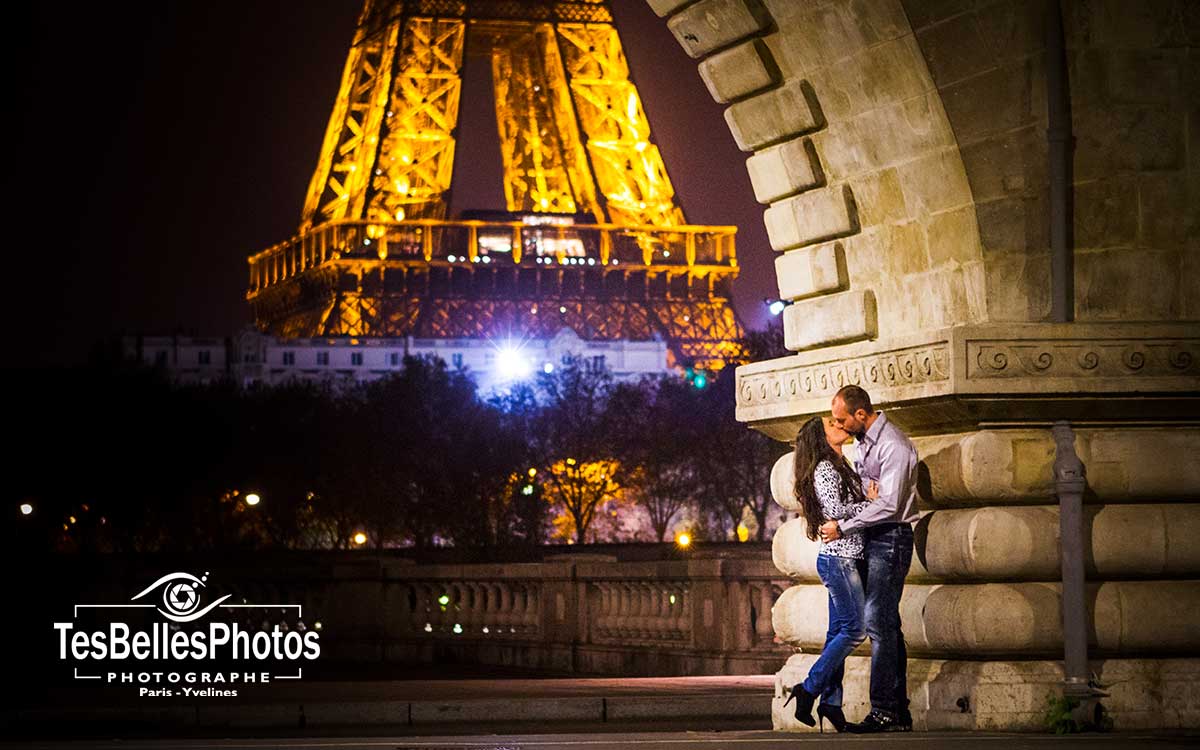 Photographe Paris by Night, photo couple Paris By Night au Pont Bir-Hakeim