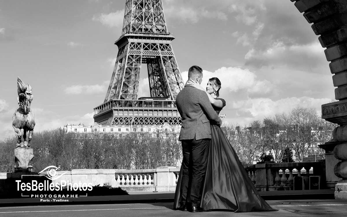 Photo couple de mariage au Pont Bir-Hakeim, photographe couple de mariage à Paris