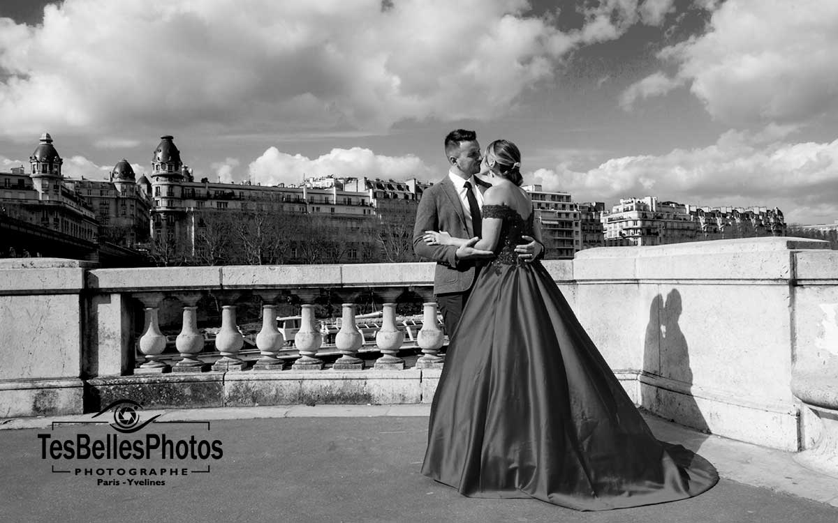 Séance photo couple au Pont de Bir-Hakeim à Paris, shooting couple Pont Bir-Hakeim