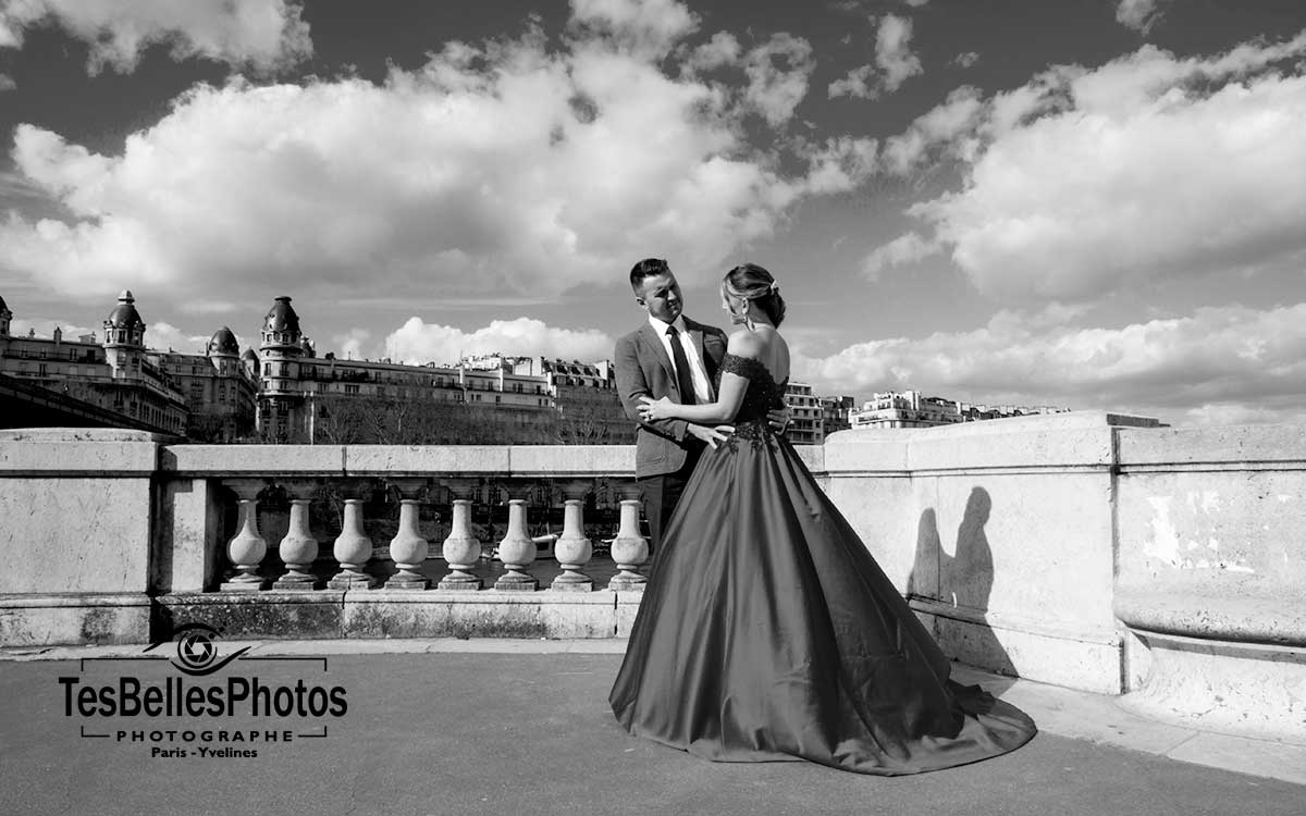 Photographe couple Paris, shooting photo couple Pont Bir-Hakeim