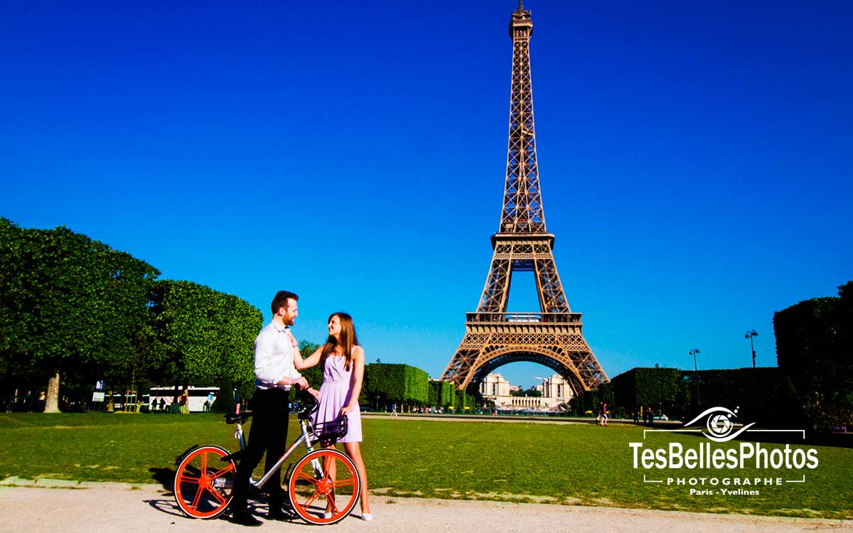 Shooting engagement en lifestyle à Paris au Champs de Mars sous le pied de la tour Eiffel