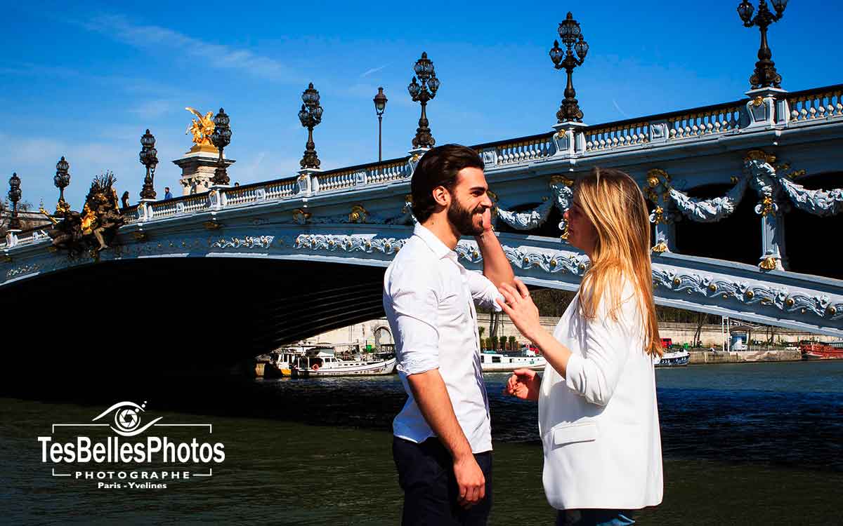 Séance photo de couple Paris, séance photo d'engagement Paris, photo d'engagement au Pont Alexandre III