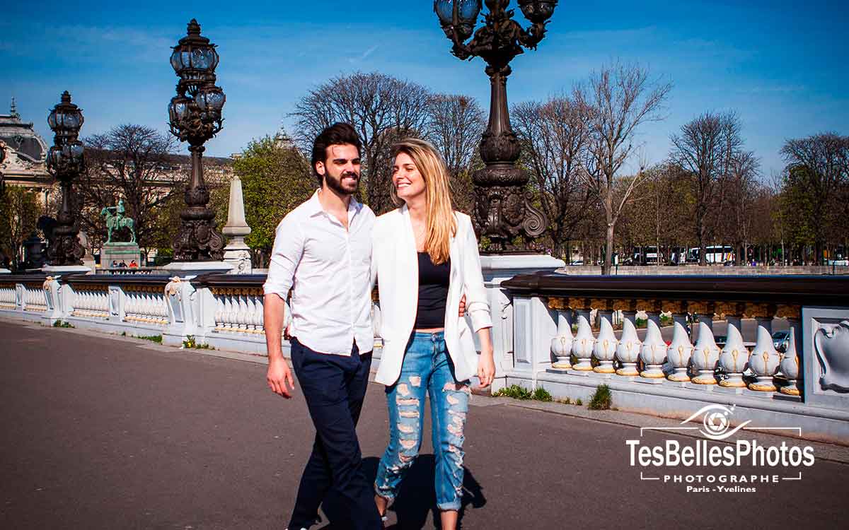 Séance couple shooting photo engagement sur Paris, Place de la Concorde, Pont Bir-Hakeim, Passerelle Léopold-Sédar-Senghor, Palais Royal, Musée du Louvre, Pont des Arts