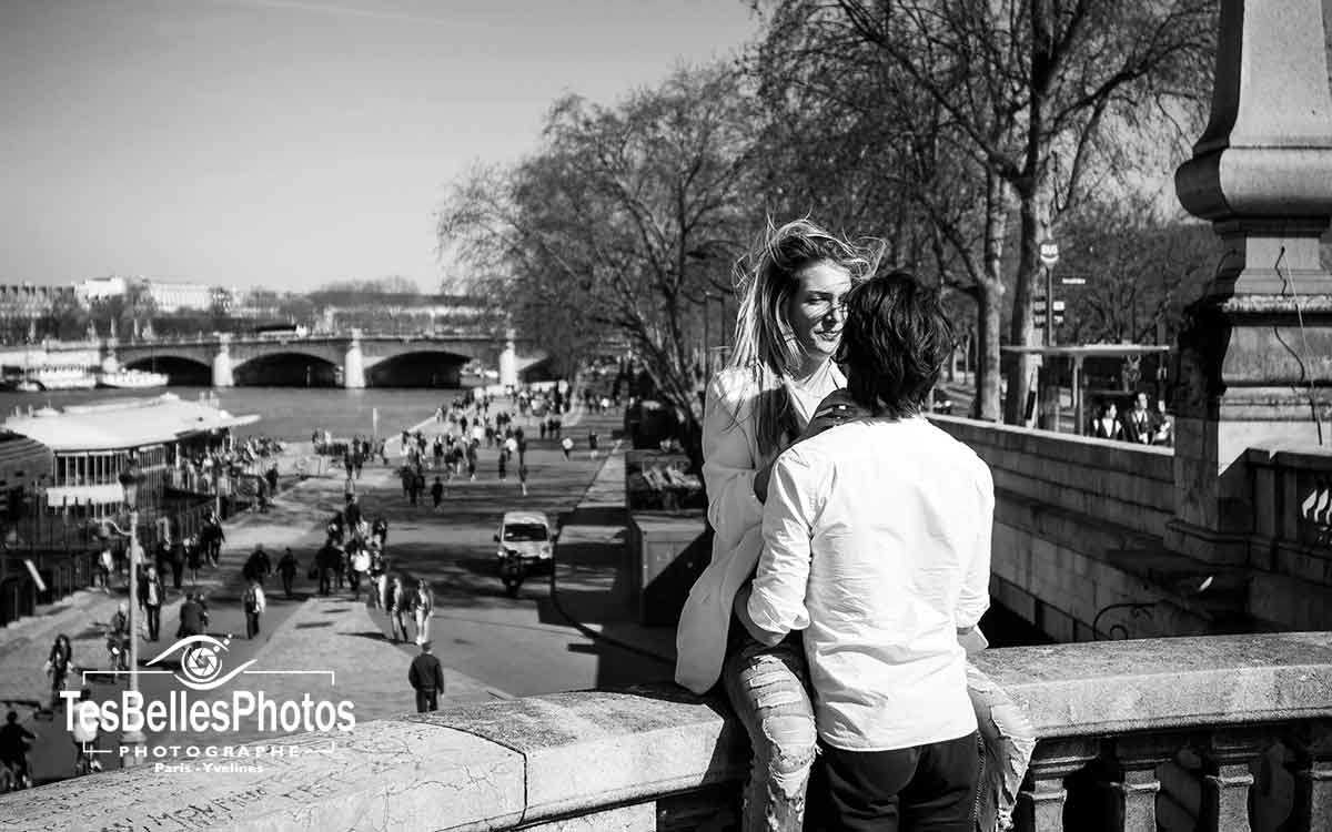 Photo de couple amoureux en lifestyle à Paris sur le quais de seine