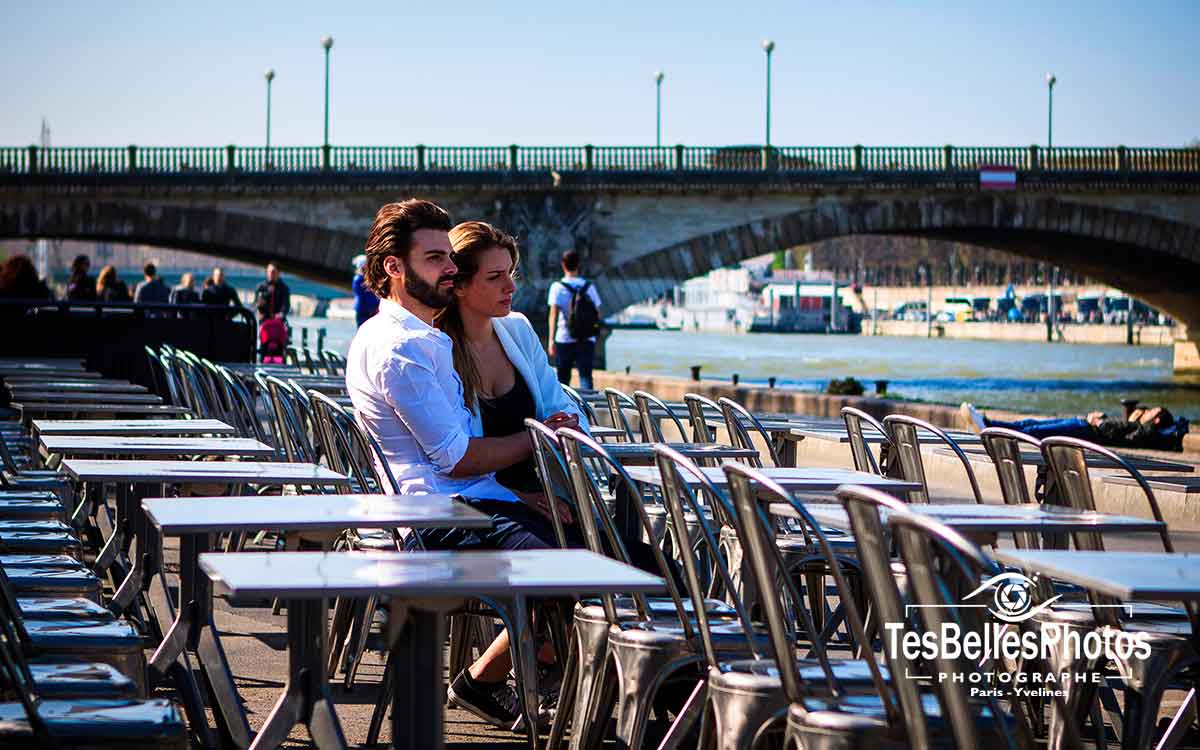 Photographe couple Paris, shooting photo engagement Love Session Paris sur le Quais de Seine