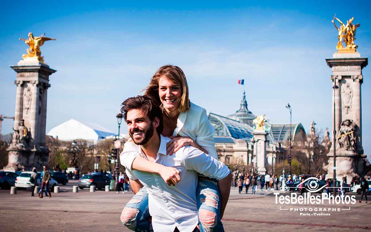 Photo couple d'engagement en lifestyle à Paris au Pont Alexandre III