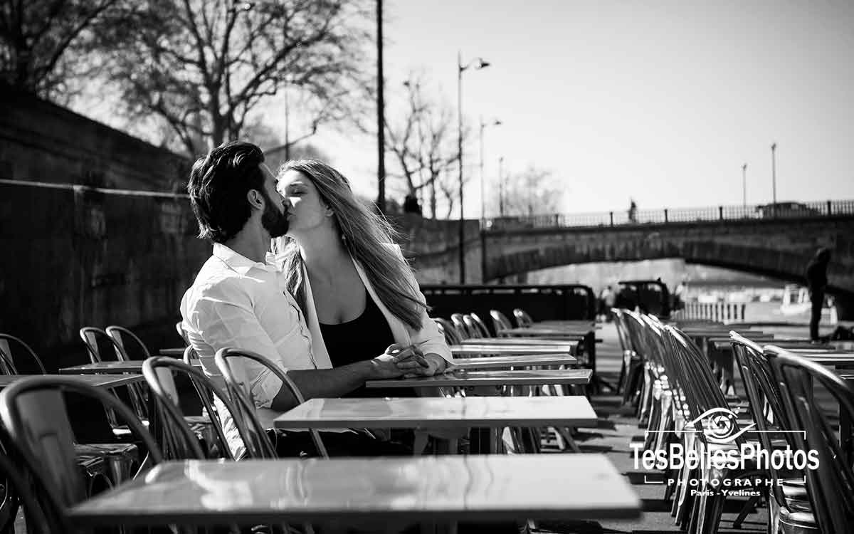 Photo de couple en Love Session sur le quais de seine à Paris