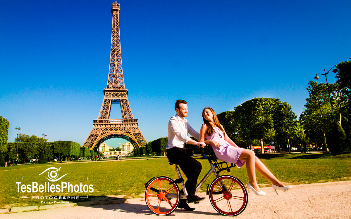 Photo engagement à Paris sous le pied de Tour Eiffel, photographe shooting engagement Paris