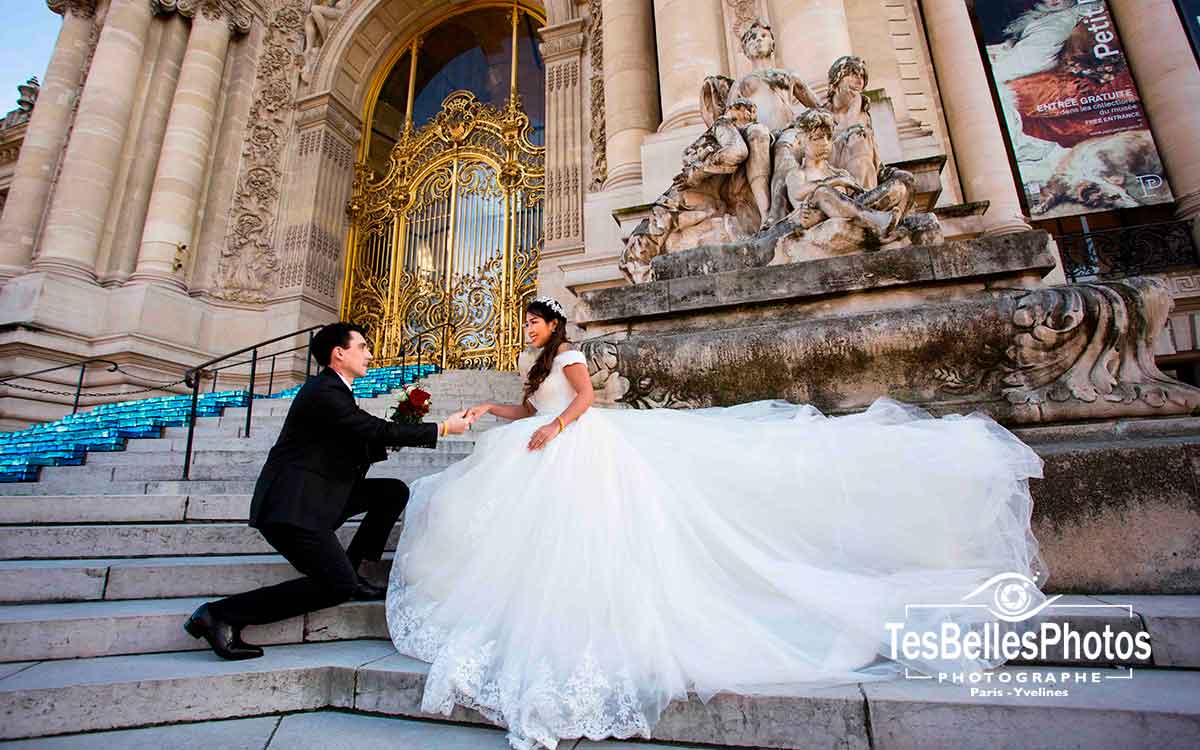Séance photo couple pre wedding en Love Session à Paris, shooting pre wedding Paris