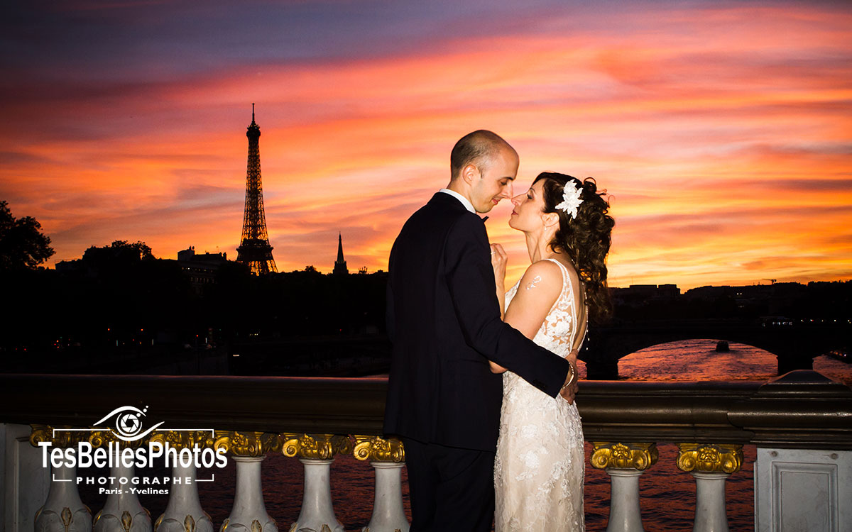 Shooting photo de couple mariage au coucher de soleil à Paris sur pont Alexandre III