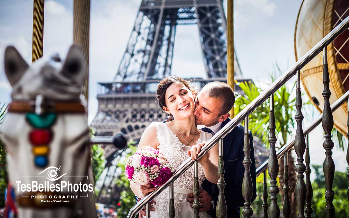 Photo mariage Paris, photo de mariage séance couple au Manège Carrousel du Trocadéro et à la tour Eiffel de Paris