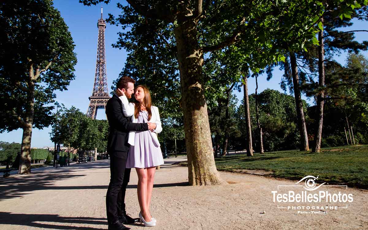Shooting photo de couple engagement en lifestyle à Paris pas cher, shooting Save the Date couple à Paris pour photo engagement mariage