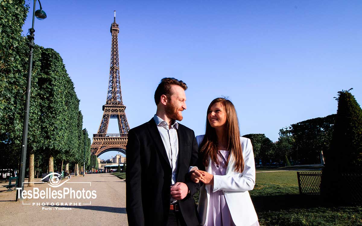 Photographe engagement mariage Paris, séance photo de couple engagement avant mariage à Paris sur le Champ de Mars