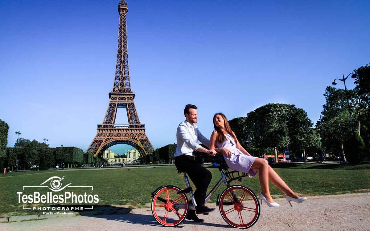 Séance photos de couple d'engagement à Trocadéro Tour Eiffel, Champs de Mars, Pont Alexandre III, Pont Bir-Hakeim, Quais de Seine, Montmartre, photographe couple Paris photos engagement