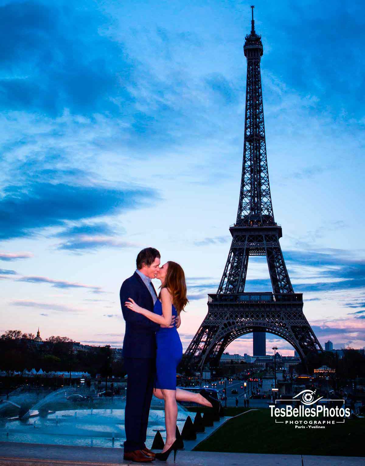 Séance couple engagement au coucher de soleil à Paris