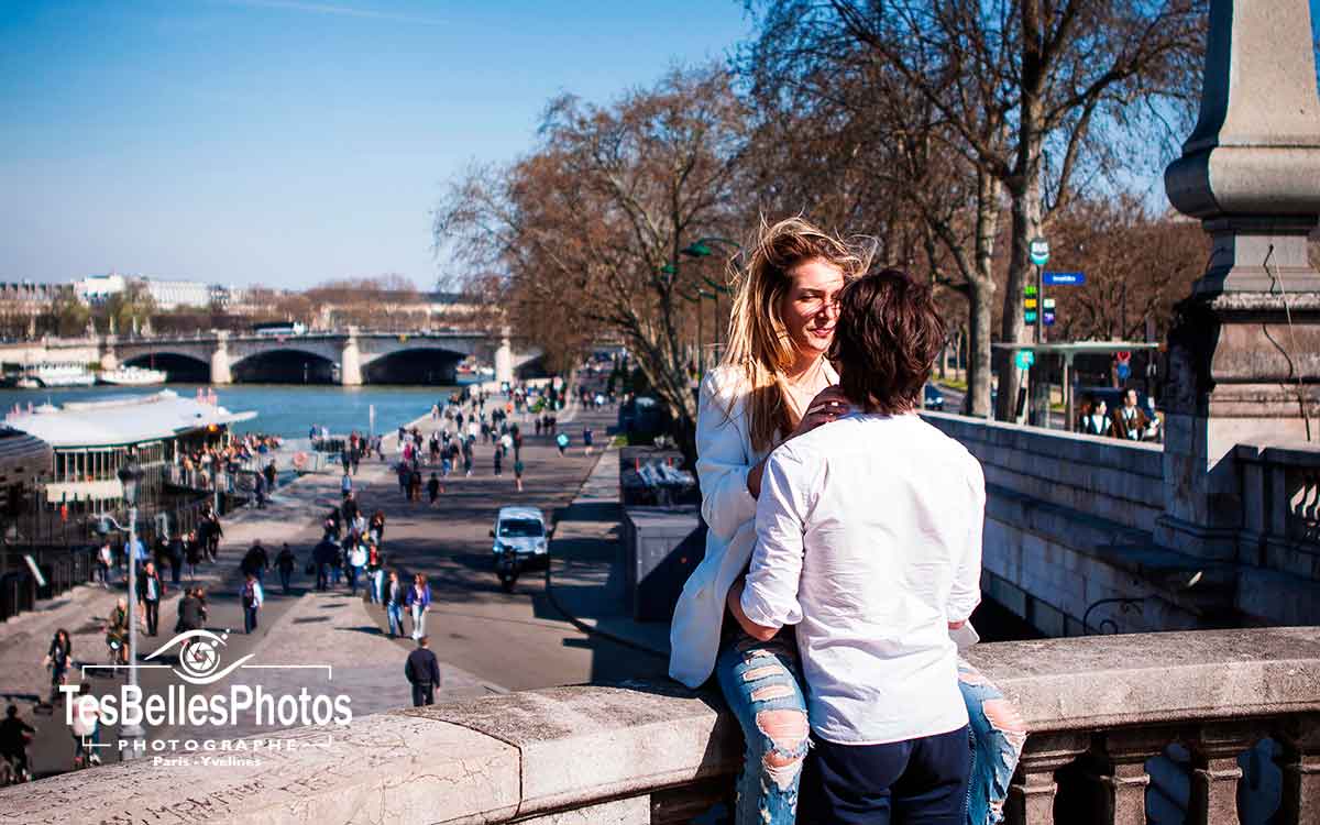 Séance photo engagement Paris, photo couple lifestyle sur le quai de la Seine à Paris