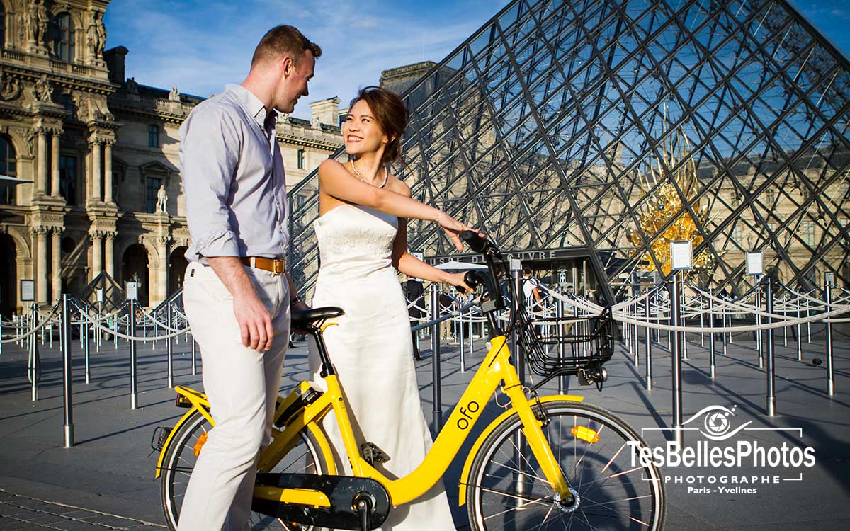 Photo couple pre-wedding à la Pyramide du Louvre de Paris, séance photo couple en extérieur à Paris