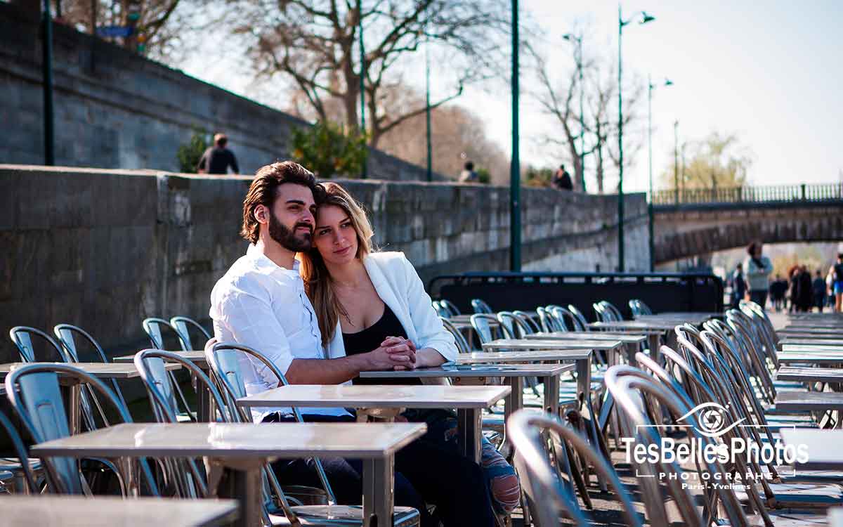 Shooting engagement lifestyle Paris, photo couple Save the Date à Paris