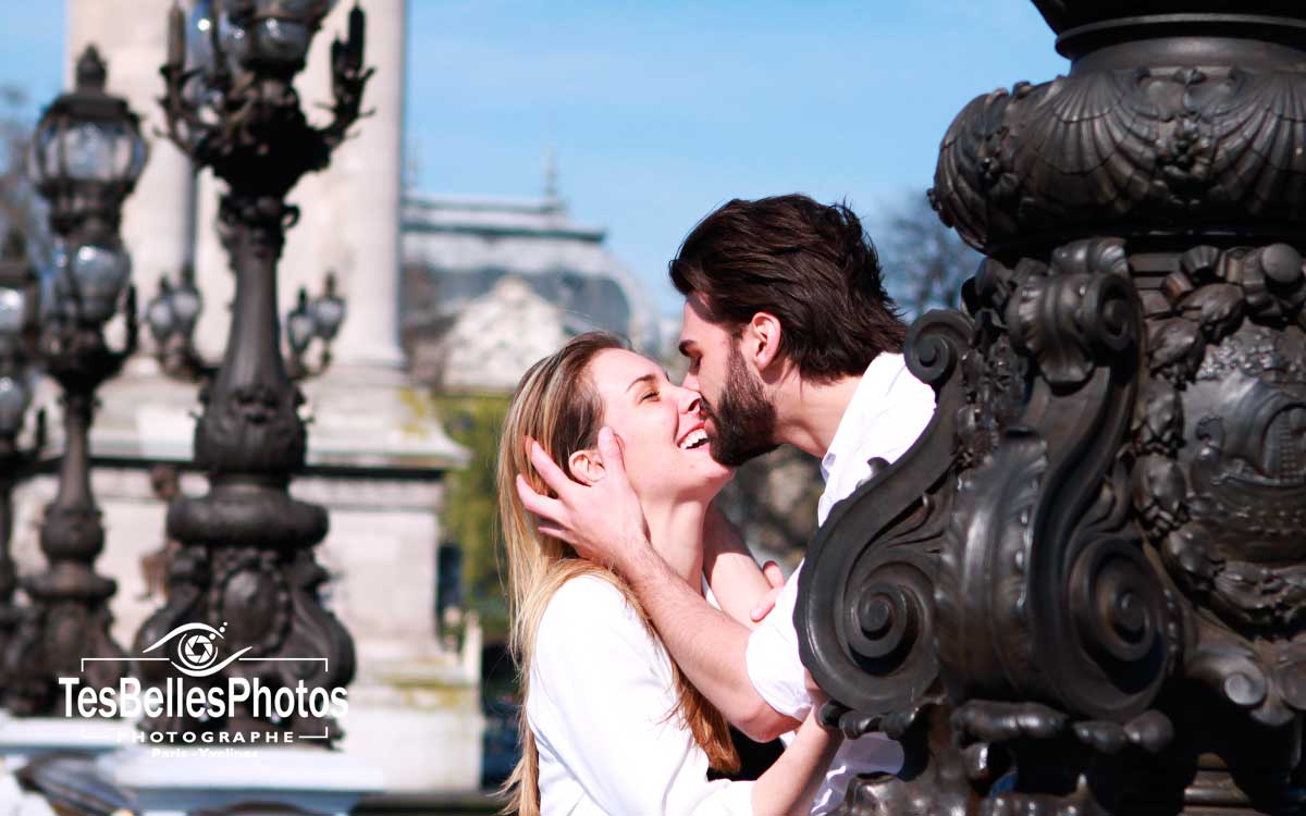 Photo engagement Paris, shooting photo engagement sur le pont Alexandre III à Paris