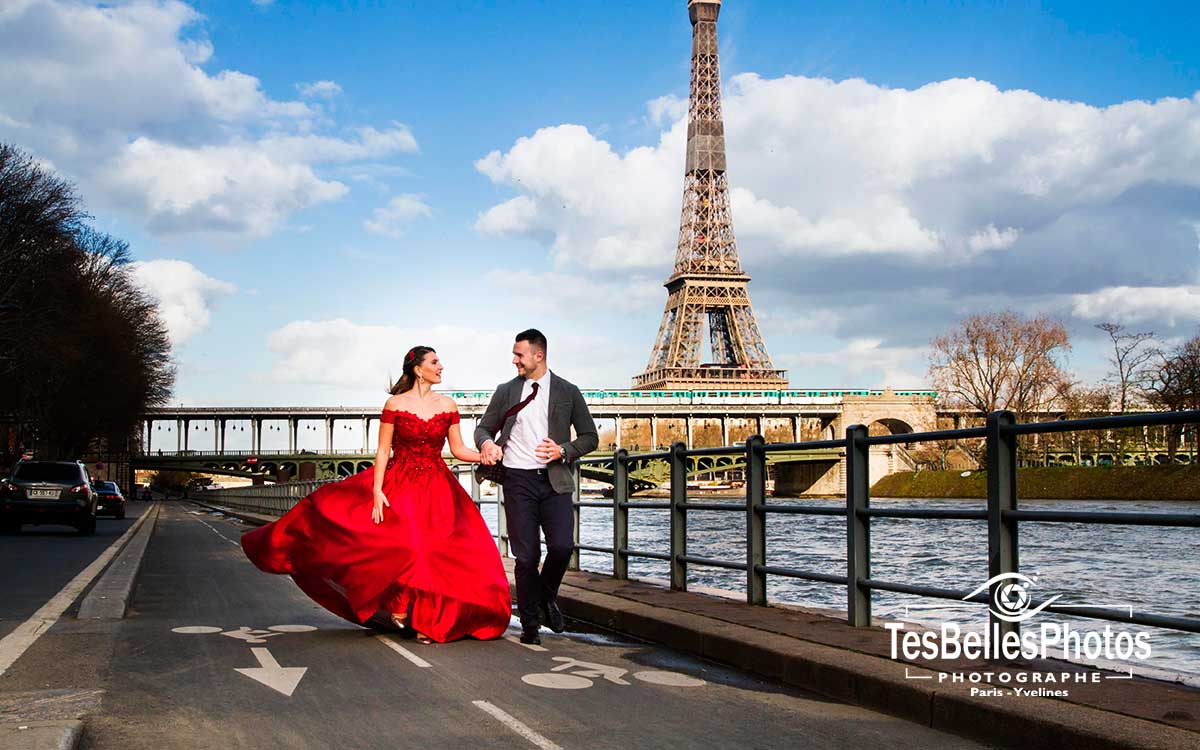 Photo couple mariage Paris, séance photo couple d’anniversaire de mariage au Pont Bir-Hakeim de Paris
