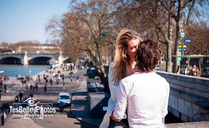 Shooting couple Paris, séance photo engagement en lifestyle à Paris